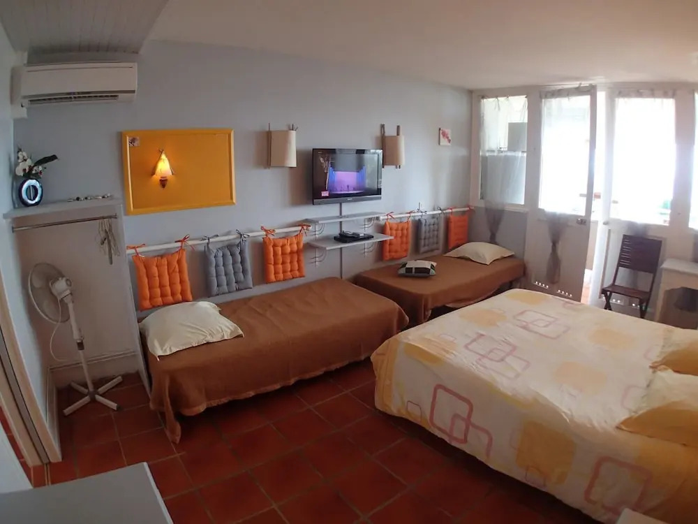 Studio in Saint-françois, With Wonderful sea View, Pool Access, Furnis