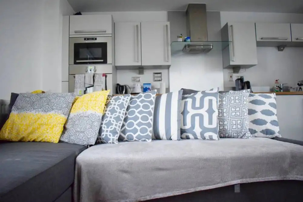 Modern 2 Bedroom Flat With Balcony in East India