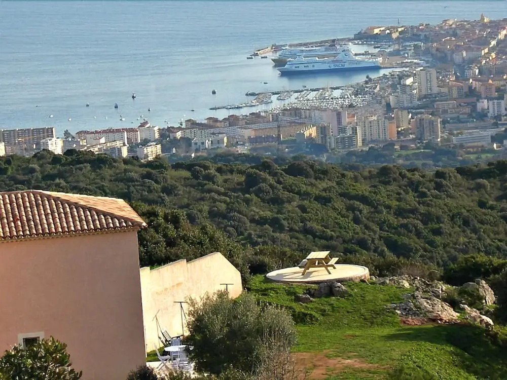 Gîtes Sassone, piscine, jacuzzi et vue mer panoramique sur Ajaccio