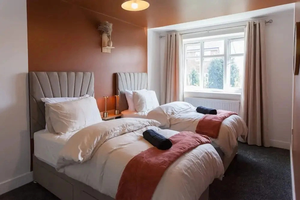 Perfect Booking 4 Bed Home in Stockport