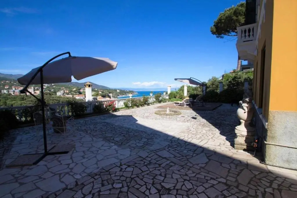 Grande appartamento in Villa con terrazza sul mare
