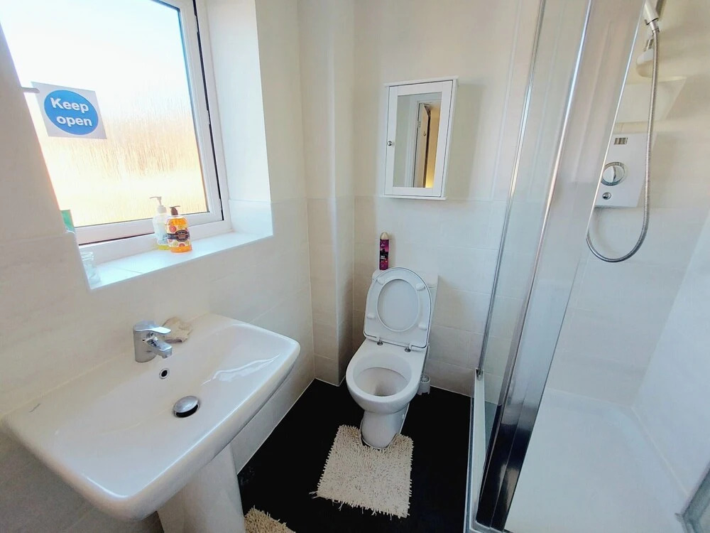 3 Guest Rooms in a 3bed house with kitchen, ENSUITE options also available