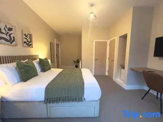 Spacious Family Retreat with Double & Single Bed