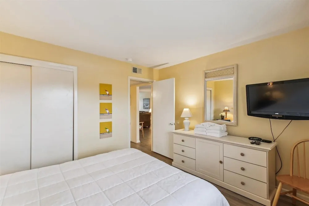 Venus 219 - 2nd Floor 1 BR on Okaloosa Island with easy beach access by RedAwning