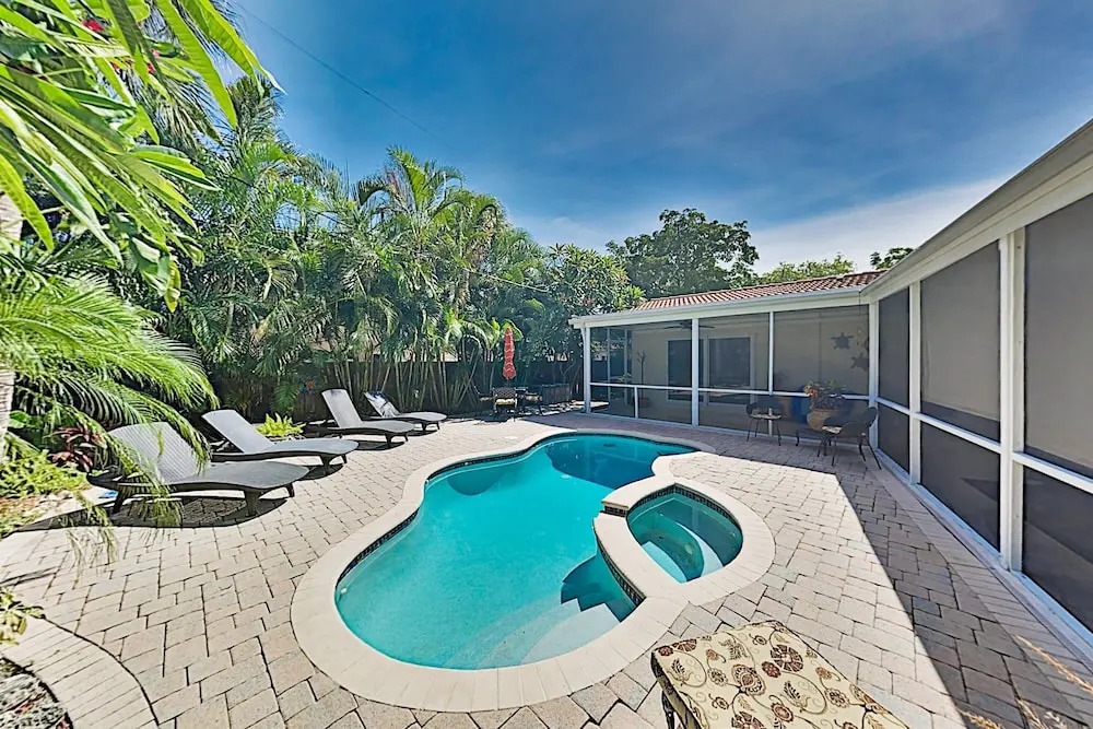 Steps To Beach! Heated Pool, Spa & Chefs Kitchen 3 Bedroom Home