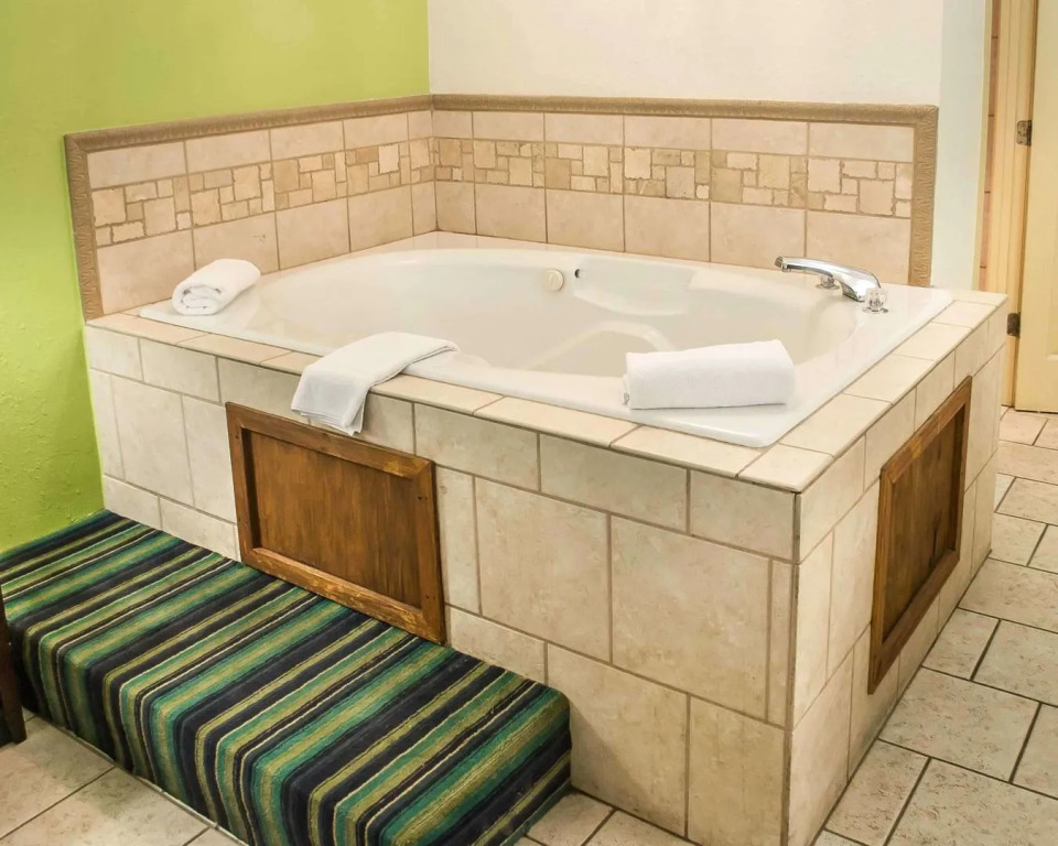 Cedar Stables Inn & Suites