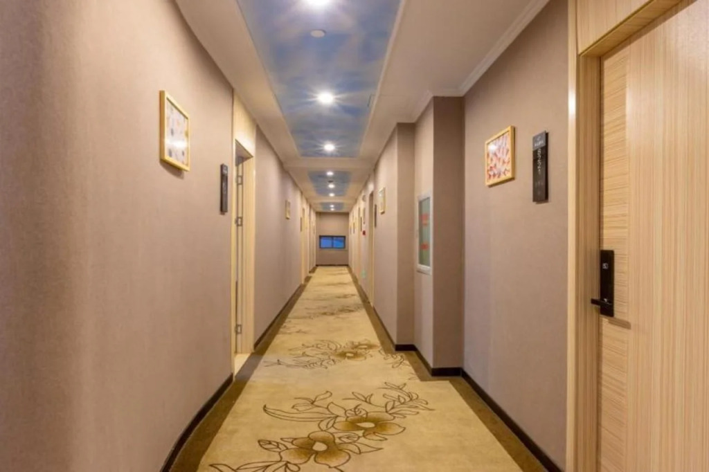 Shell Hotel Shanghai Oriental Pearl Tower Century Avenue Metro Station