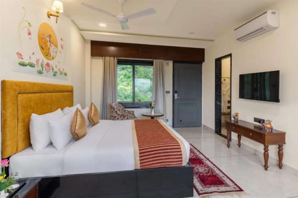 Traavista Aravali Mahal - Luxury Lake View Heritage Resort in Udaipur
