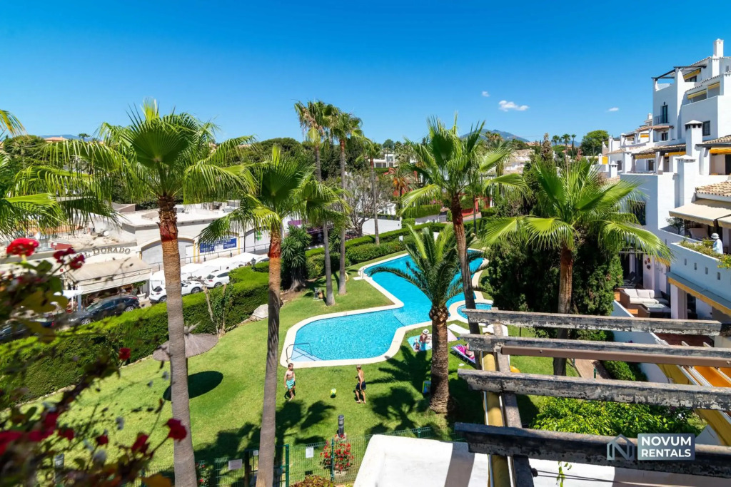 Modern 2 BDRM Apt with Sea Views and Pool
