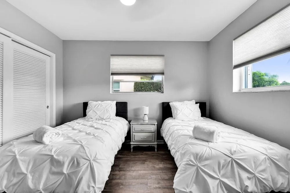 Hollywood Hills 3BD Home w Backyard
