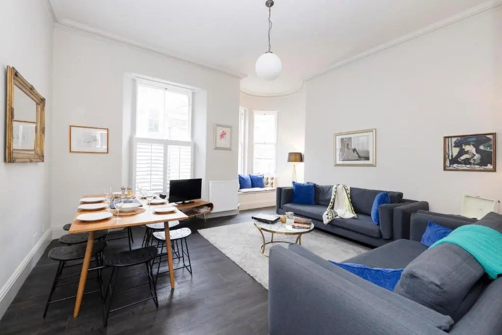 ALTIDO Sophisticated and Bright 4BR apt near Edinburgh Castle