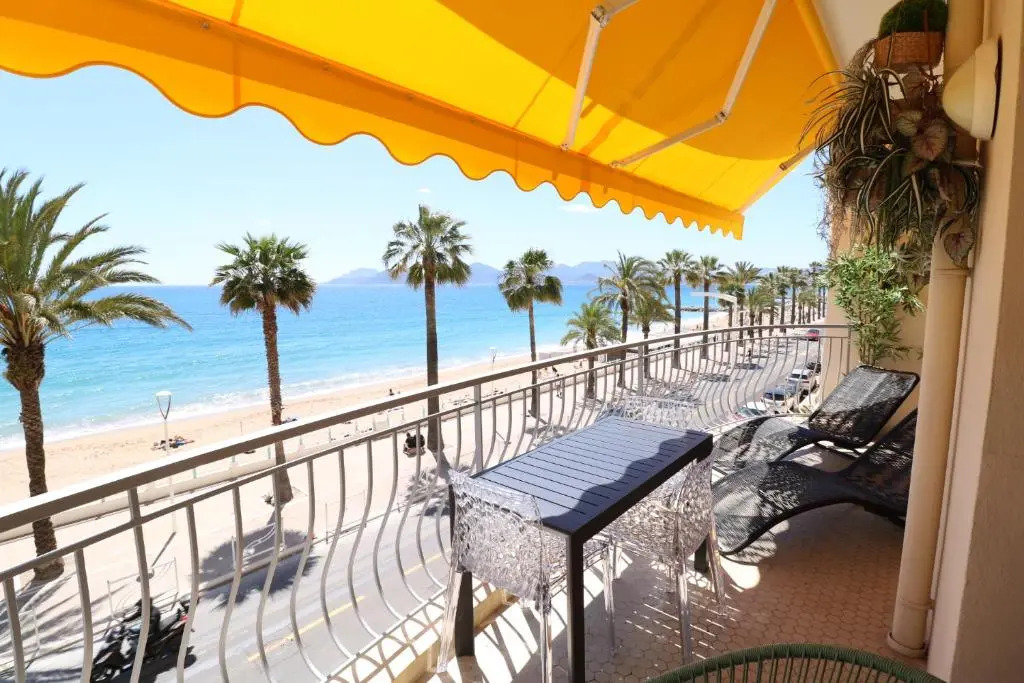 Beautiful 3 bedroom. Direct sea view. 401