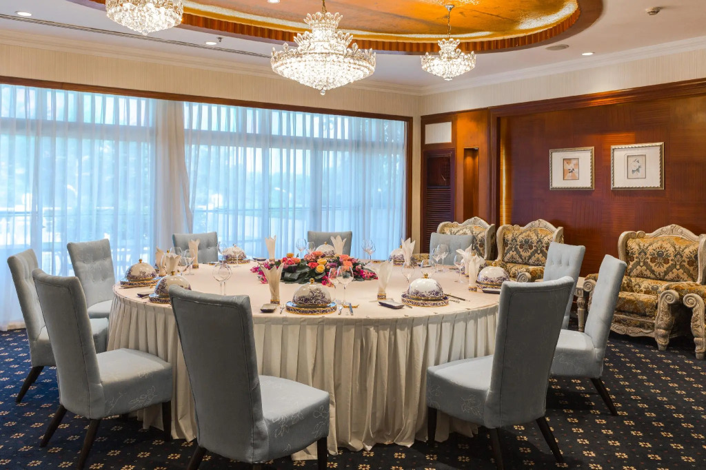 Yuehua Hotel Xiamen Seaside Hotel corridor leads to the stone exhibition hall