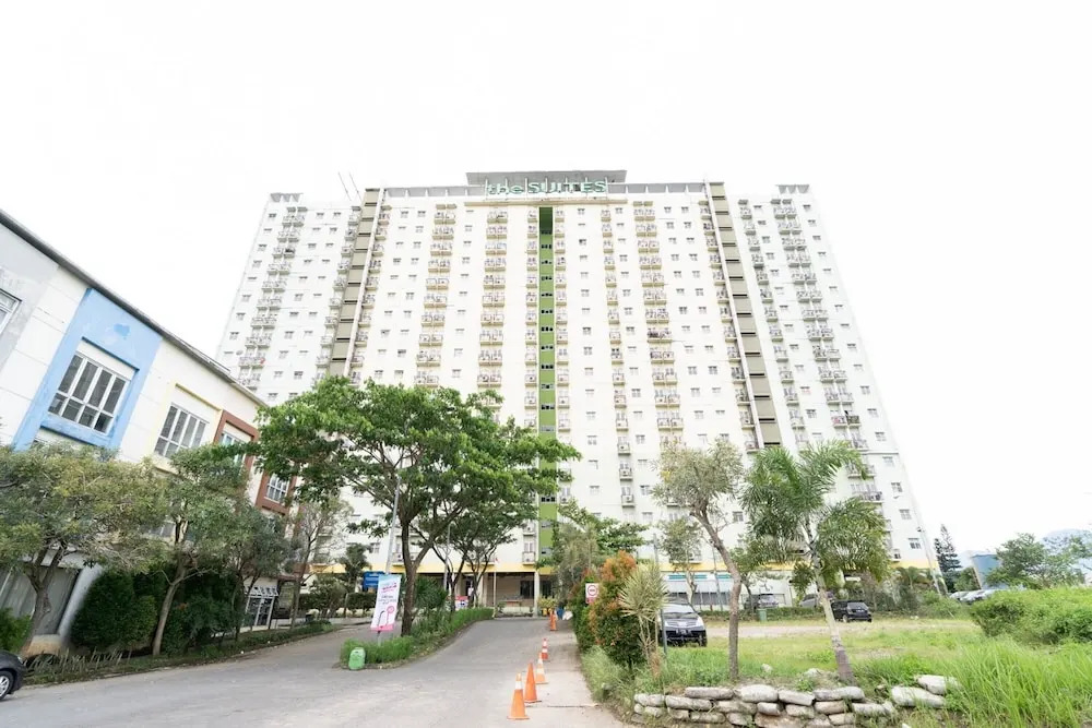OYO 93734 The Metro Suites Apartment By Retro Rent