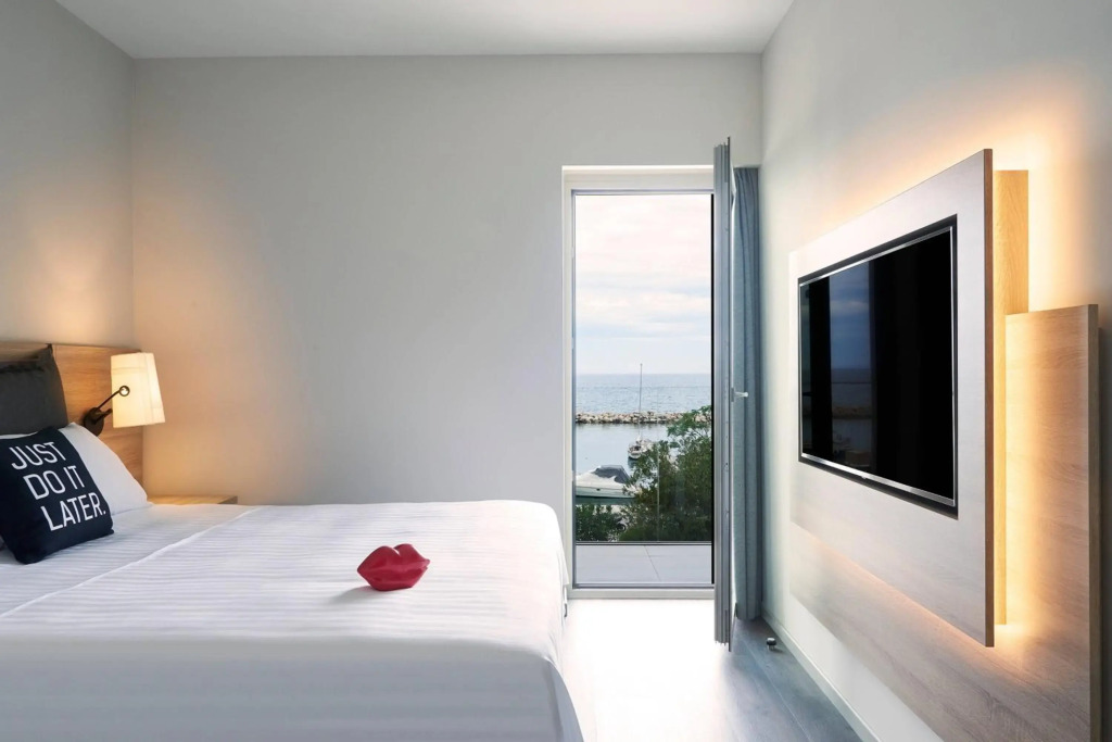Moxy Patra Marina
