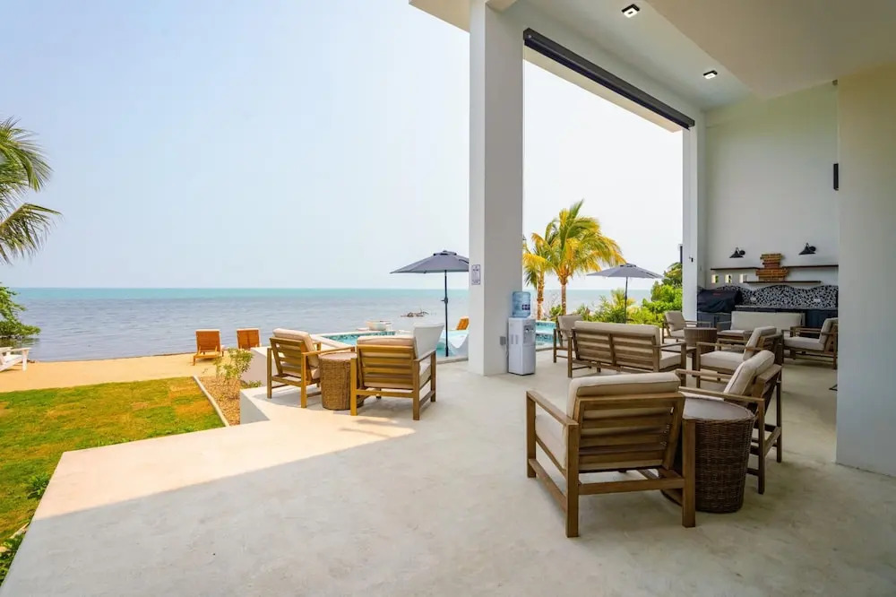 Sand Castle Vista - Spacious 4-Bed Villa in Placencia Village w Pool