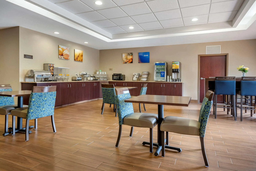 Comfort Inn & Suites Farmington - Victor