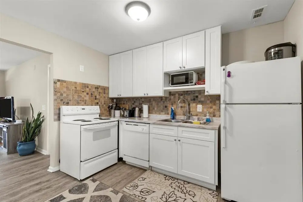 1087 Windsor