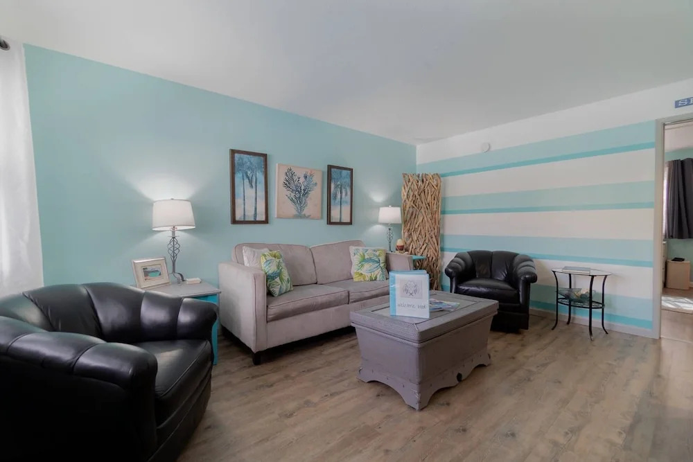 Mid Mari - Gorgeous Nautical Condo Near Beach, Shops & Restaurants- Condo 105