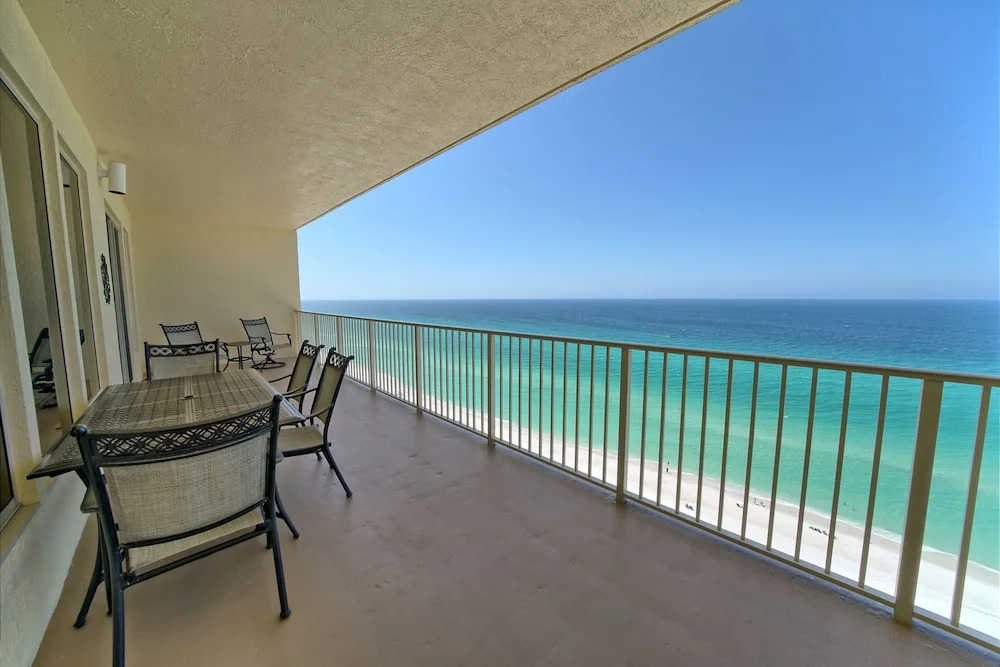 Luxurious High-Rise Condo with Spacious Balcony Facing the Ocean - Unit 1805 by RedAwning