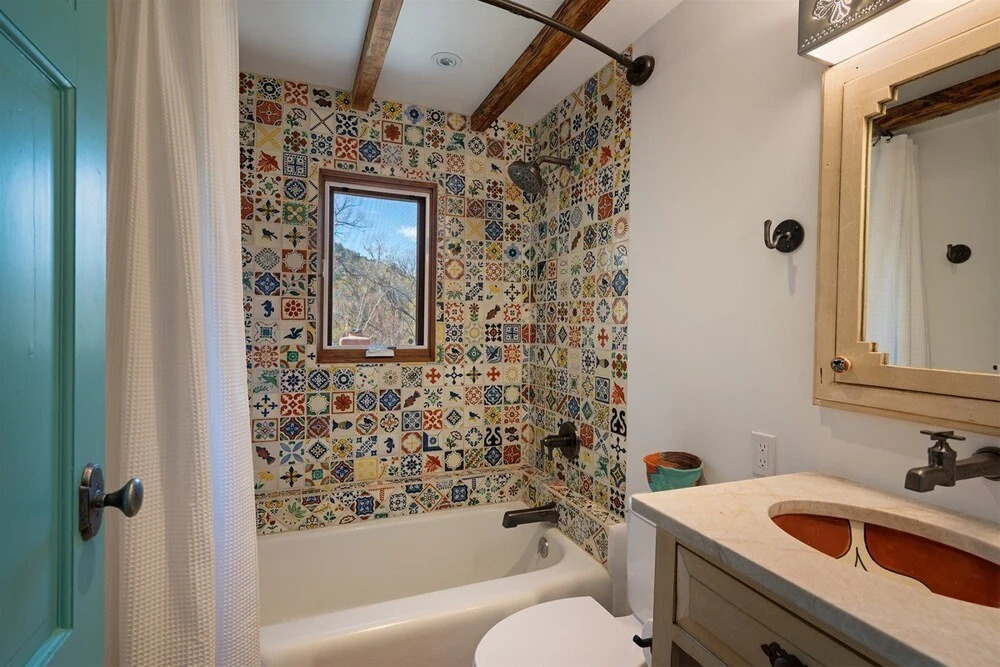 Dancing Hare - Colorful and Inviting Tesuque Home Right Next to Bishop`s Lodge