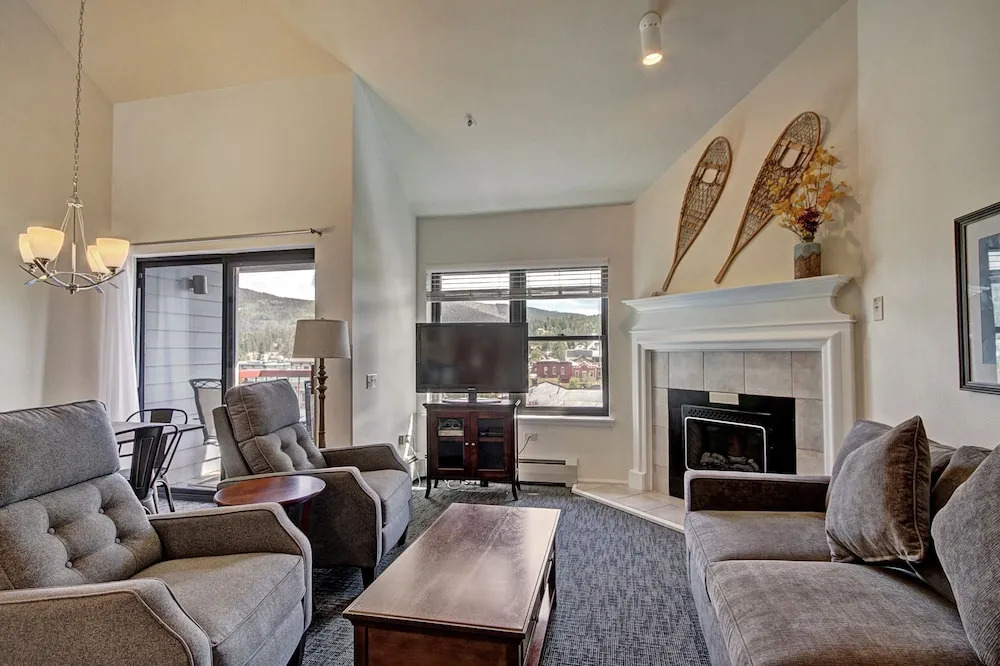 Perfectly Located 2 Story 2br 2ba Close To Lifts + Downtown 1 Bedroom Condo by RedAwning