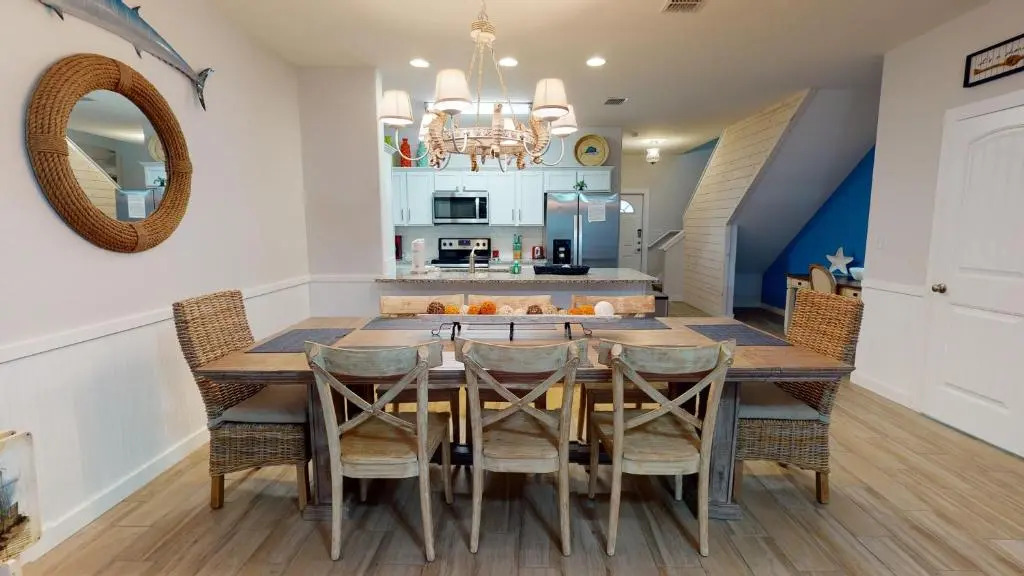 BC502 Beautifully Decorated Townhome, Heated Pool, Garage Access