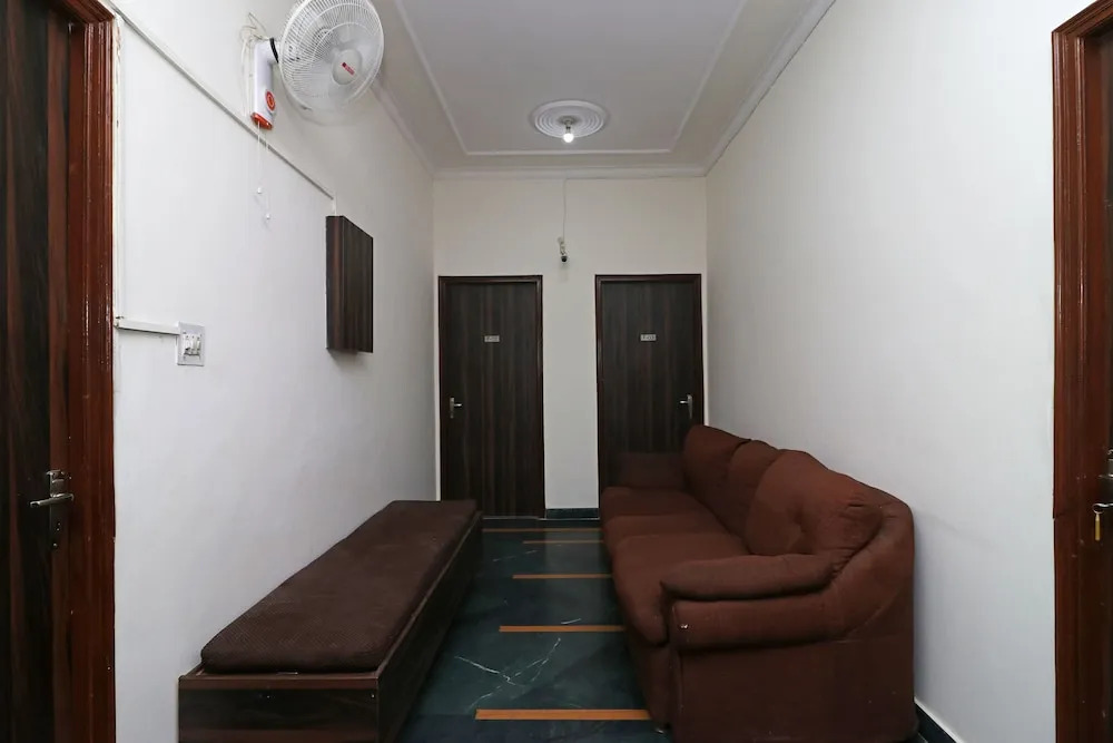 OYO 11452 Golden Castle Lodge