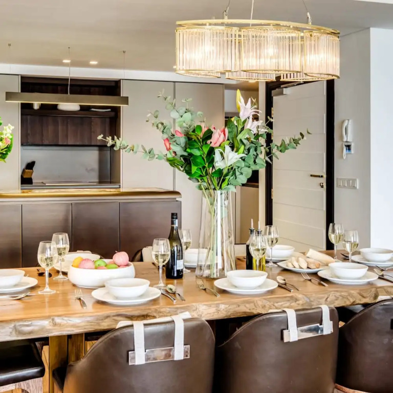 Chic Apartment w Amazing Views Dunmore Luxe