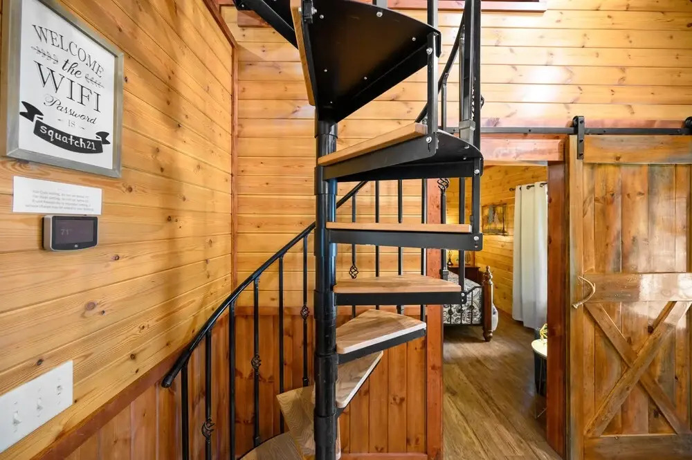 Squatch Watch Lodge 1 Bedroom Cabin