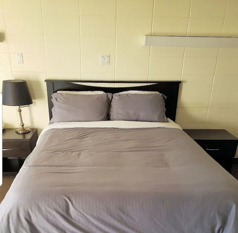 Side Trax Inn
