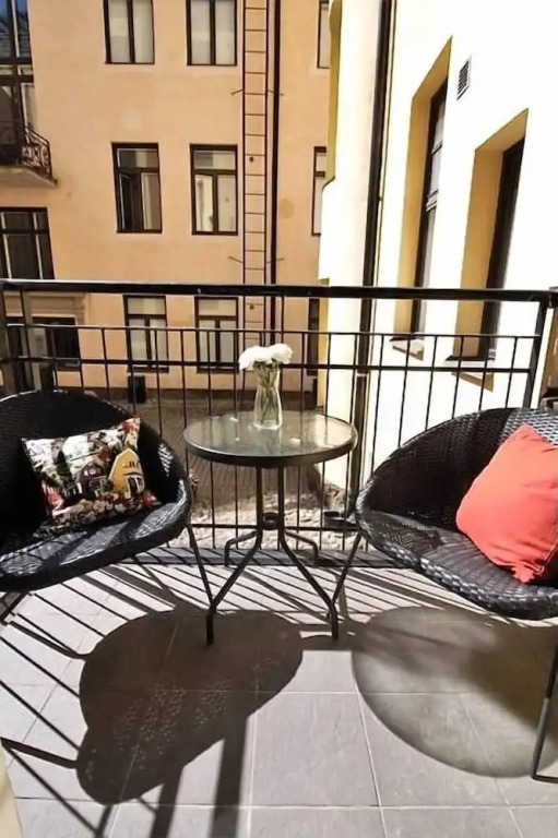 2ndhomes Center Home w Sauna & Balcony