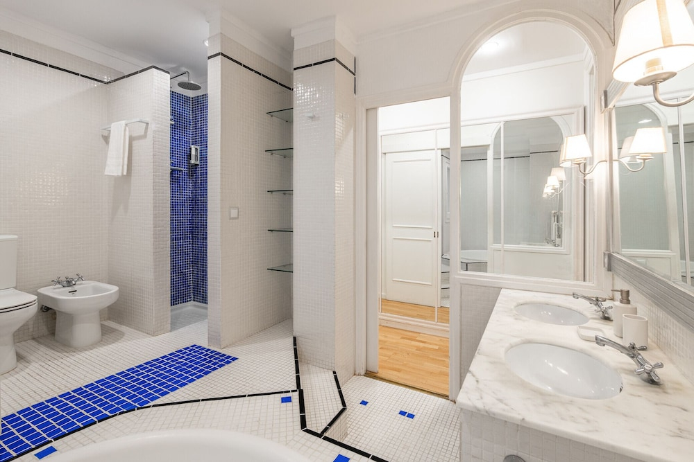 Balmes Apartment by Olala Homes