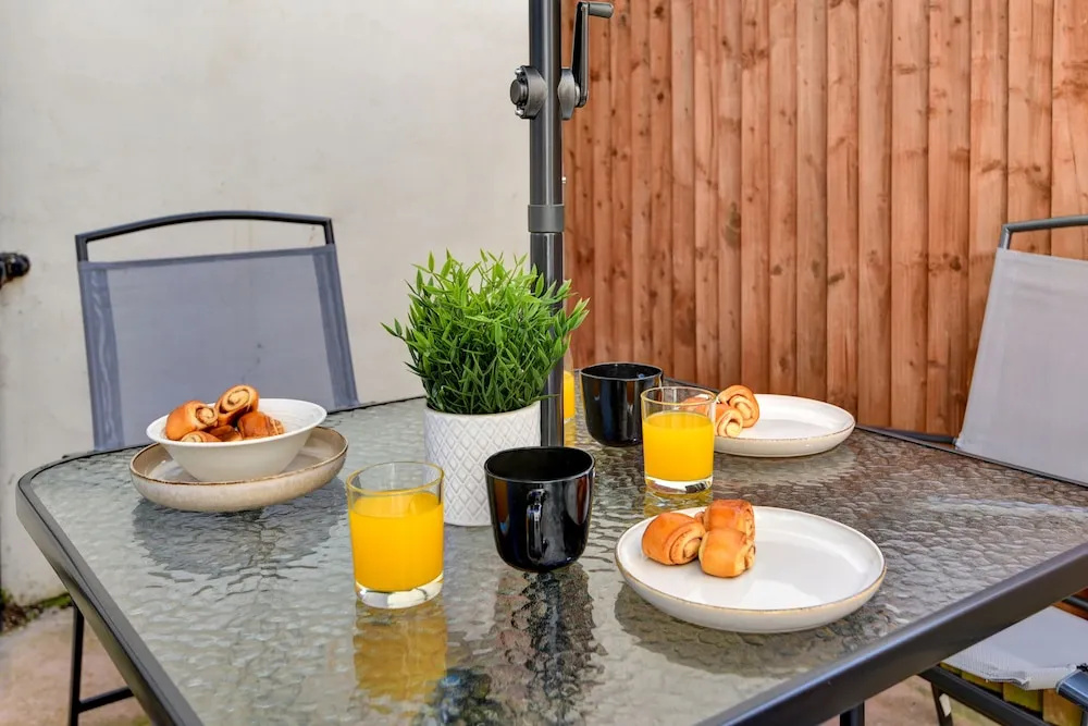 Beautiful 4 Bed House, 3 Minutes to Sea, Sleeps 8