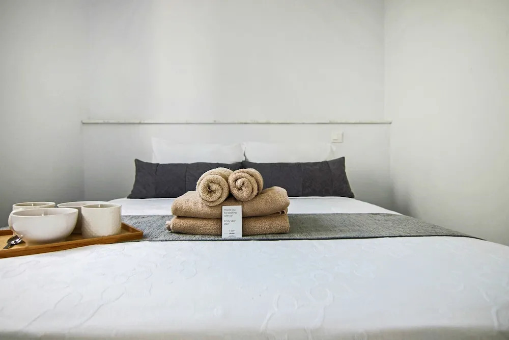 Phaedrus Living: Seaside Executive Flat Harbour 201