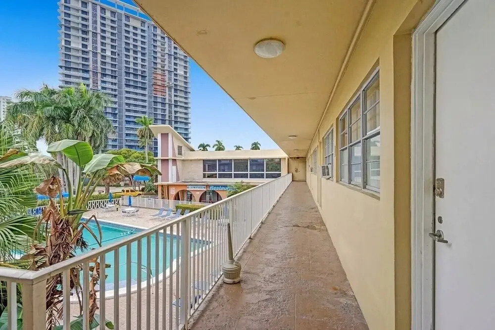 Lovely 2br/1bath, Hallandale Beach, Outdoor Pool & Free Parking!