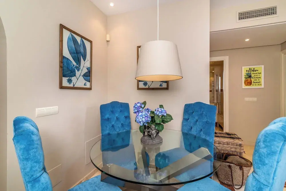 Luxury 2-bed Apartment Elviria - Pool, Sauna & gym