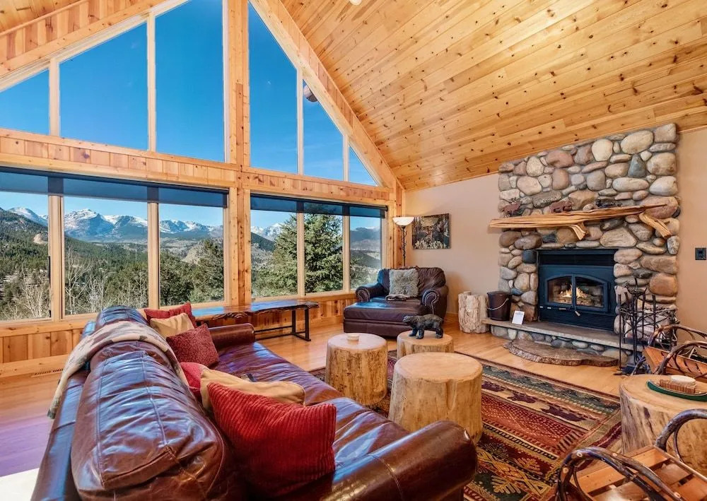 Awestruck Luxury Vacation  At Windcliff 3 Bedroom Home by RedAwning