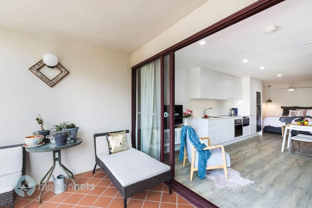 Studio Apt With Balcony & Parking in Surry Hills