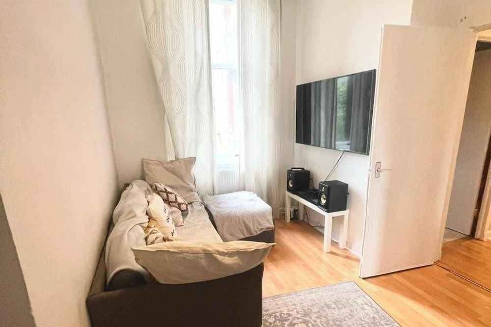2 Bed Flat - Sleeps 4 - Parking - Wifi