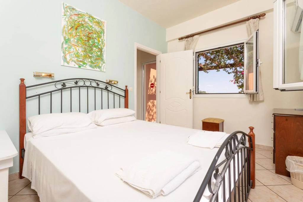 Vasillis Large Private Pool Walk to Beach Sea Views A C Wifi Car Not Required - 1026