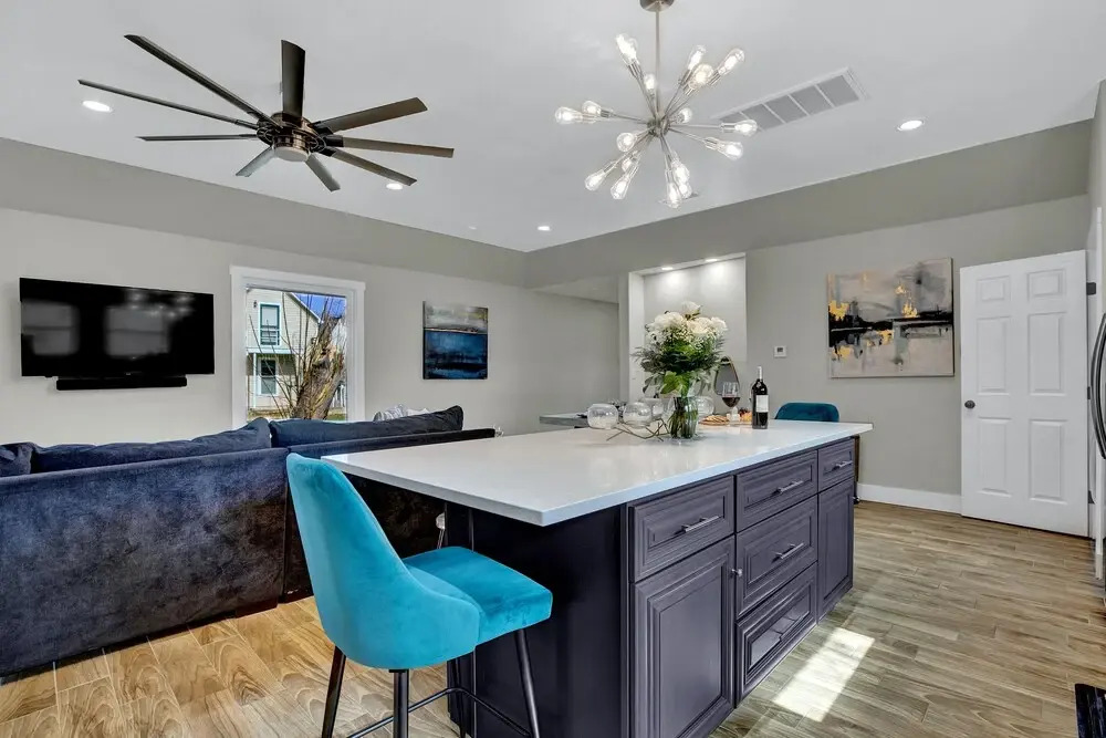Luxury Home 1 Block To Main W/hot-tub