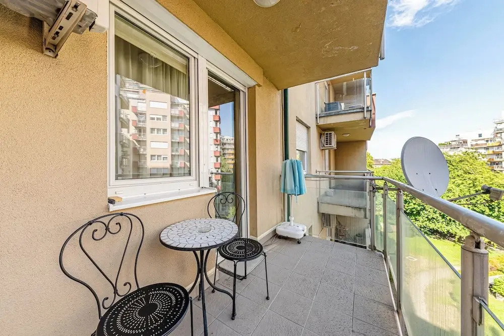 La Dolce Vita –Massage Shower Stay W/ Ac + Balcony