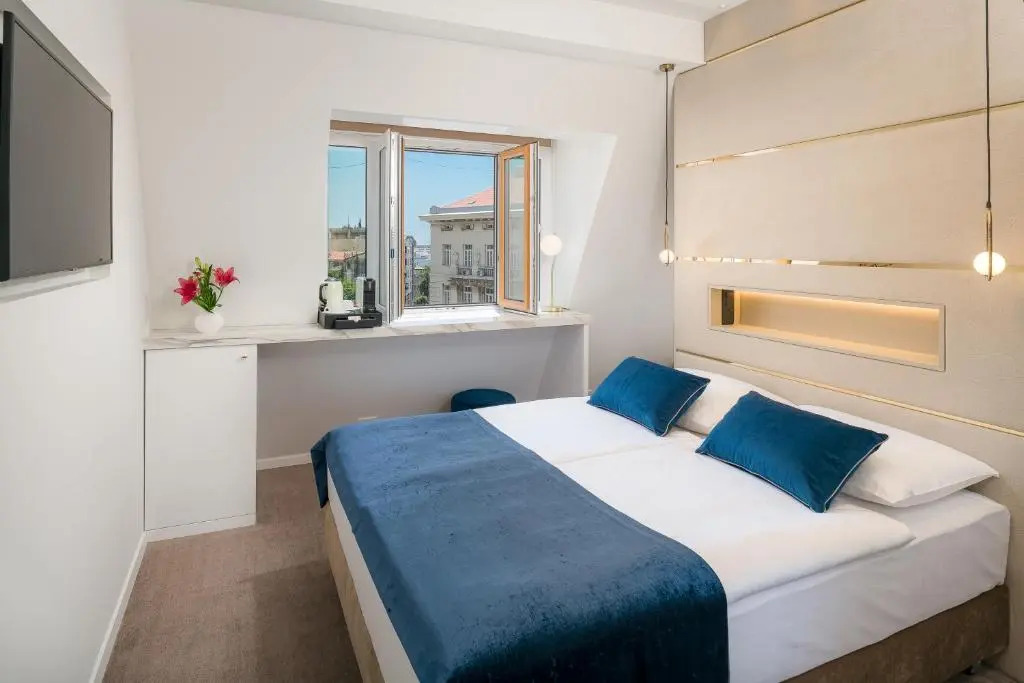 Flos Luxury Rooms