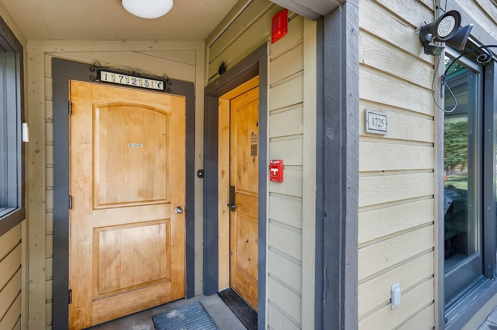 Premier 2BR 2BA in Lakeside Village- Kids Ski Free! condo