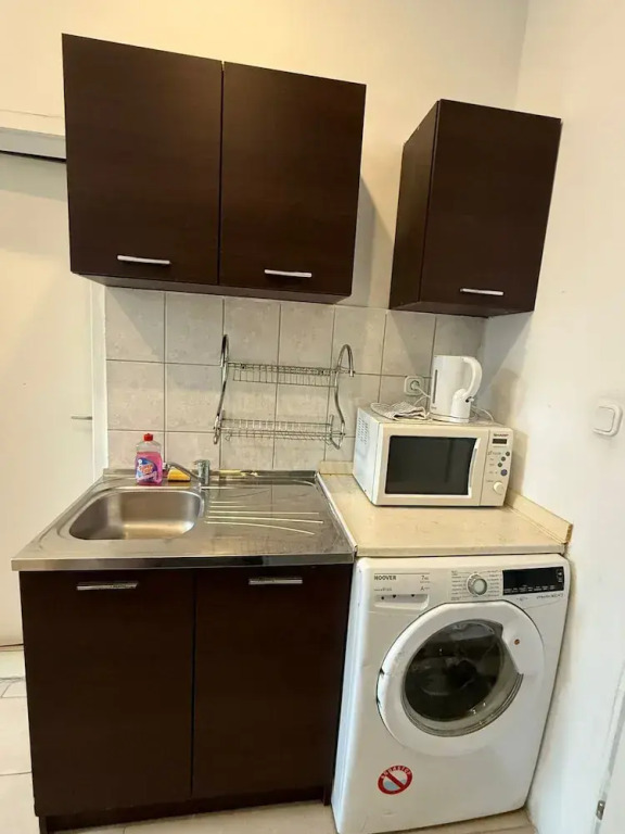 1BR Plus LR Apt Top Vienna Location