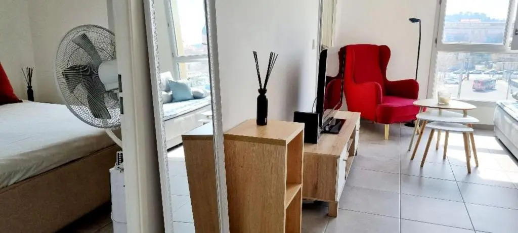 Nice 40m With Wifi Balcon Near The City