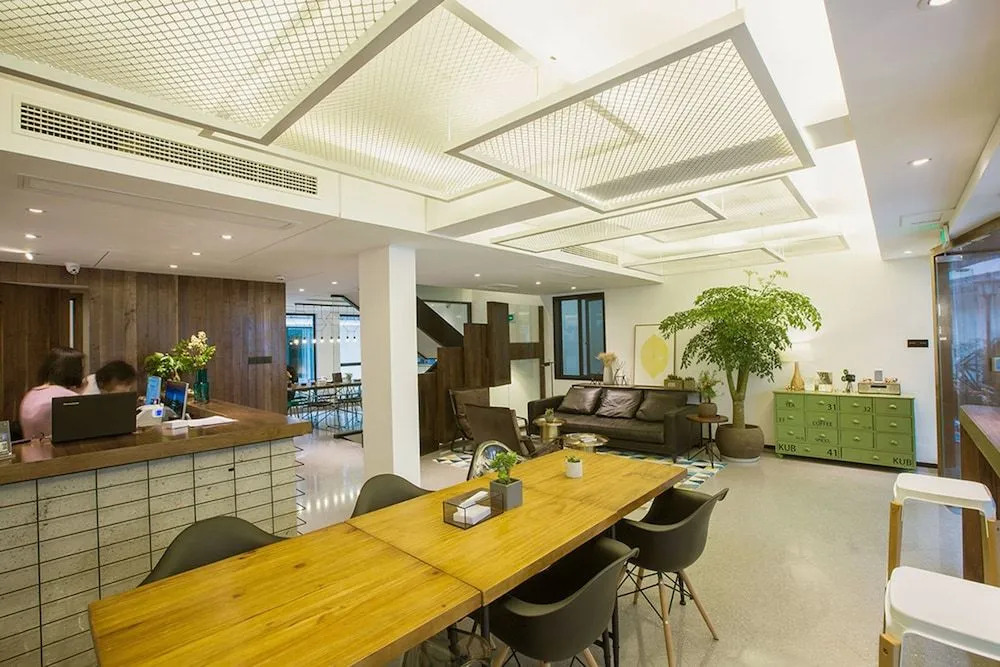 Hangzhou Backlighting Inn