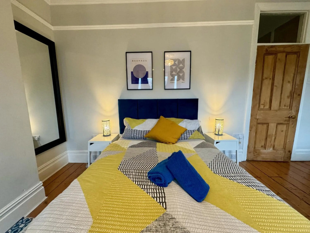 Large CityCentre Townhouse & Hot Tub, Pool Table and Offroad Parking