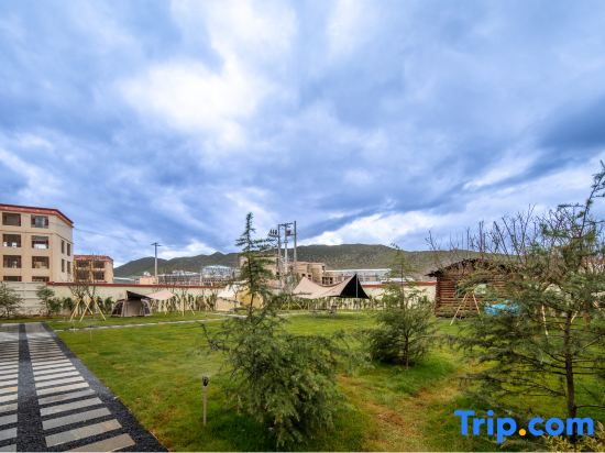 Kyriad Hotel (Shangri-La Ganden Sumtseling Monastery Scenic Area)